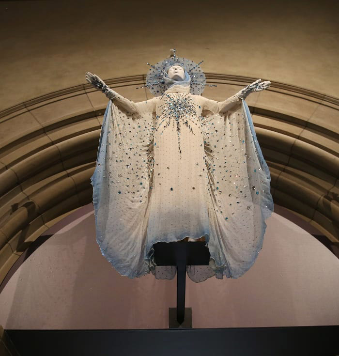 Heavenly Bodies: Fashion and the Catholic Imagination