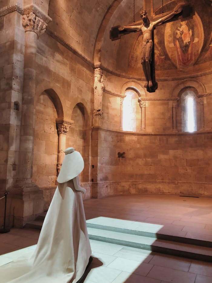 Heavenly Bodies: Fashion and the Catholic Imagination