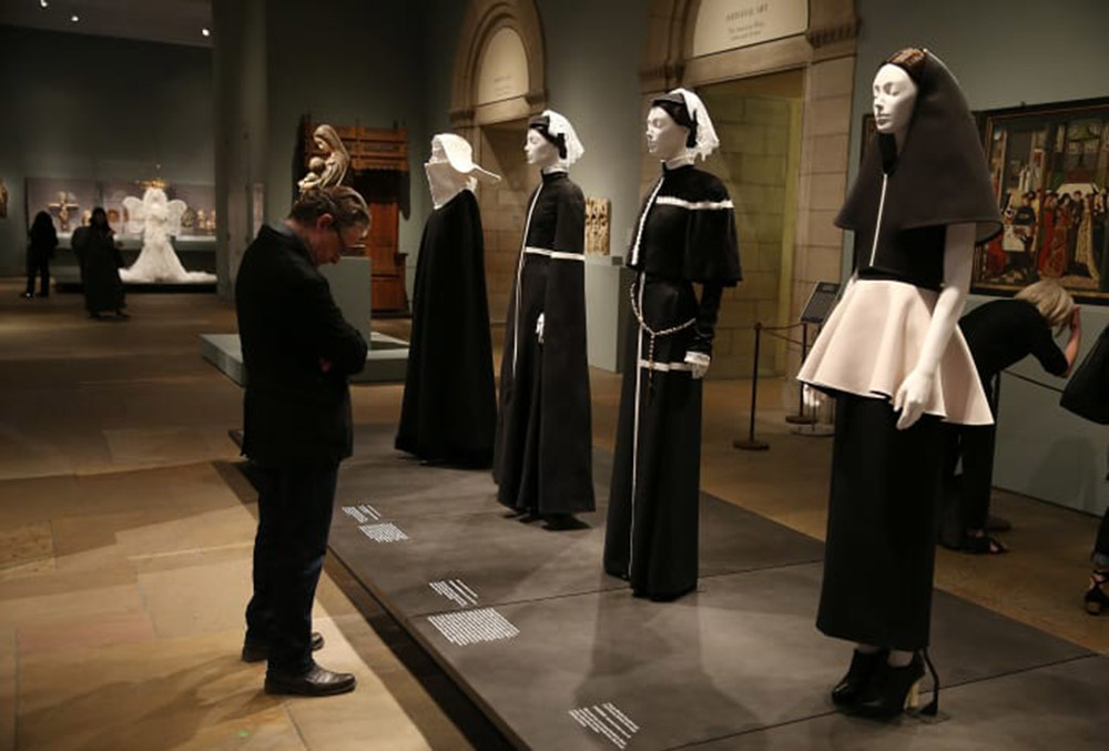 Heavenly Bodies: Fashion and the Catholic Imagination