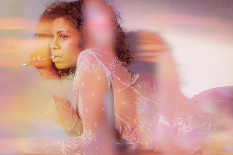 "Superior Emotion" de AlunaGeorge